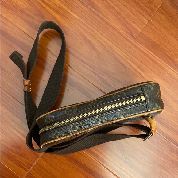 Louis Vuitton Brown Belt Bag with Monogram Pattern and Zipper Closure - Picture 4 of 5